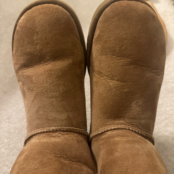 UGG Classic Short Sheepskin Boots in chestnut. Size 7 - Picture 7 of 8